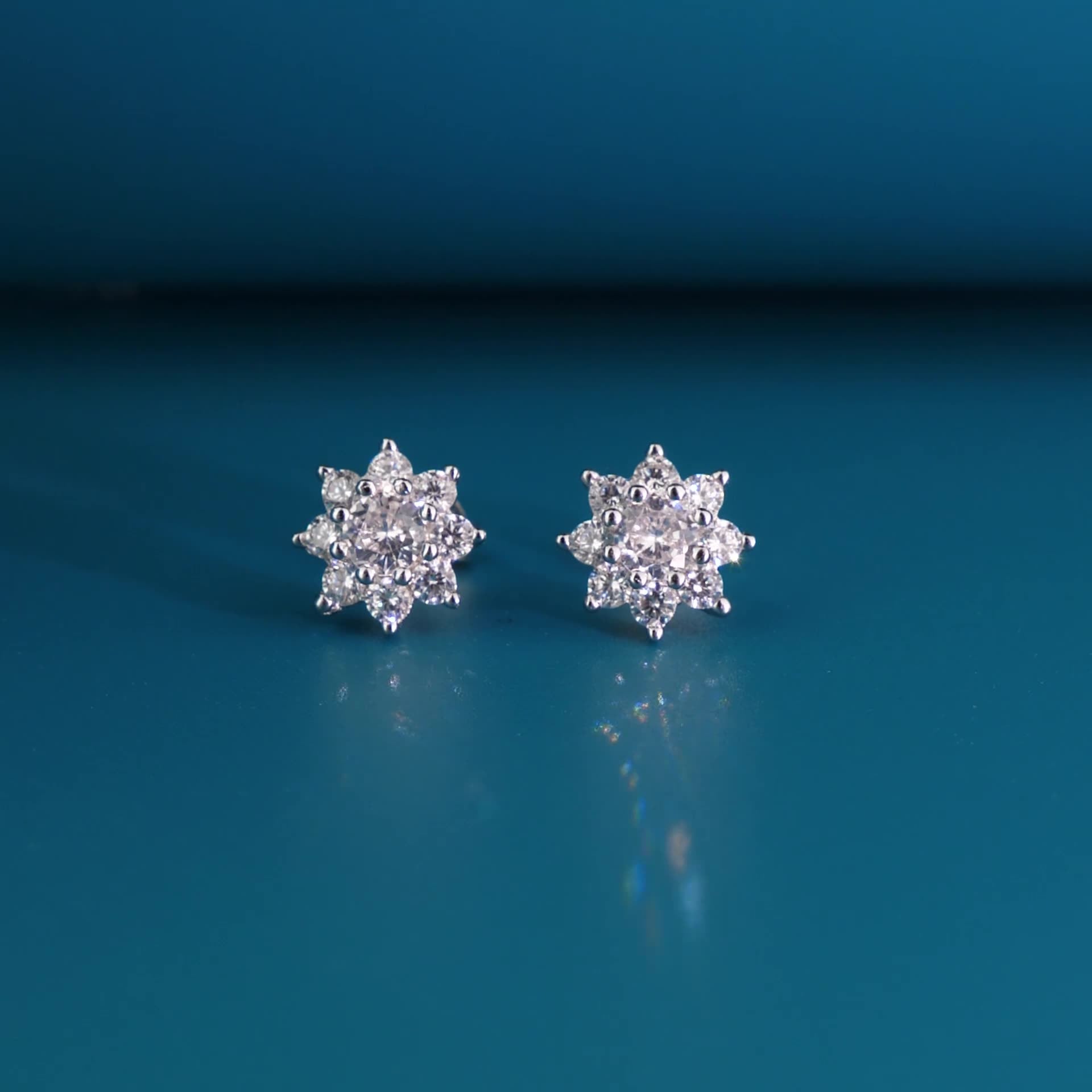 עגילים צמודים בעיצוב פרח כסף 925 משובץ אבני זירקוניה