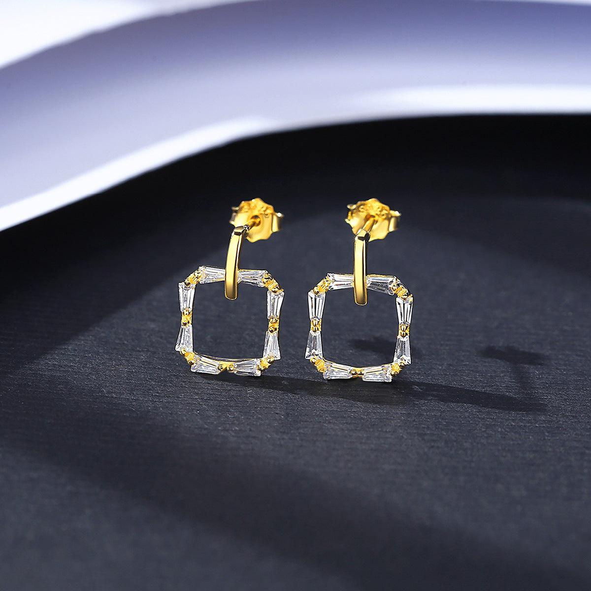 עגילים צמודים מרובעים כסף 925 משובץ אבני זירקוניה